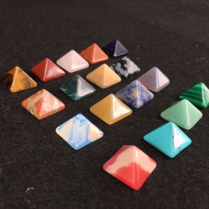 Figūrėlės "Piramidės" (kvarco kristalai, 7 vnt., 10 x 14 mmm)
