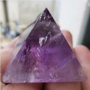 Figūrėlė "Violetinė piramidė" (naturalus kristalas, 2.5 x 2.5 cm)