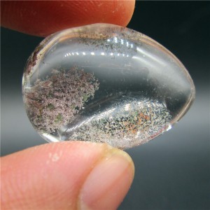 Mineralas su inklūzais "Skaidrusis kiaušinis 4" (chloritas, 16 g, 3.4 x 2.5 x 1.4 cm)