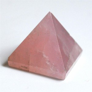 Piramidė "Rožinė nuostabuma" (rožinis kvarcas, 3 x 3 cm, 60 g)
