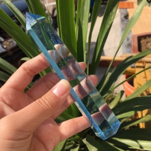 Natūralus mineralas "Žydrasis obeliskas" (kvarco kristalas, 13 cm, 120 g)