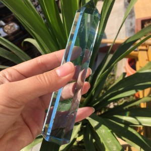 Natūralus mineralas "Žydrasis obeliskas" (kvarco kristalas, 13 cm, 120 g)