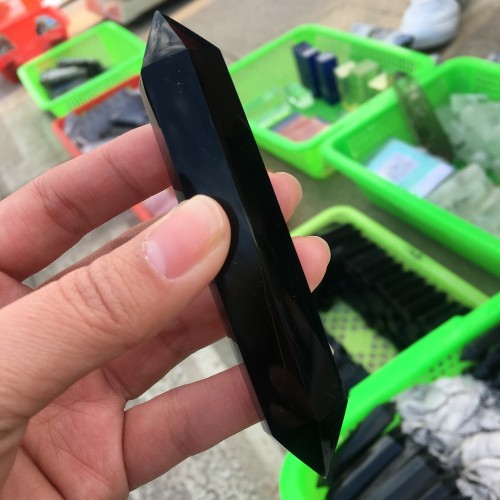 Natūralus mineralas "Juodasis obeliskas" (obsidianas, 10 cm)