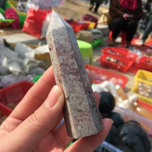 Natūralus mineralas "Modernus obeliskas 14" (kvarco kristalas, 90 g)