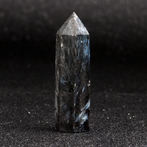Natūralus mineralas "Juodasis obeliskas 2" (floritas, 7.5 x 2 cm)