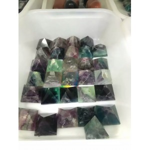 Figūrėlė "Piramidė" (floritas, 4 x 4 cm)