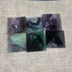 Figūrėlė "Piramidė" (floritas, 4 x 4 cm)