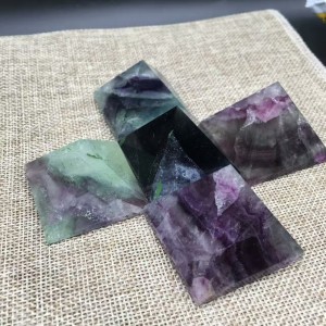 Figūrėlė "Piramidė" (floritas, 4 x 4 cm)