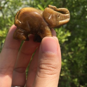 Figūrėlė "Drambliukas 2"  (kvarcas "tigro akis", 4 x 2 x 2.5 cm)