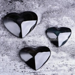 Figūrėlė "Juodoji širdelė" (4 cm, vaivorykštinis obsidianas)