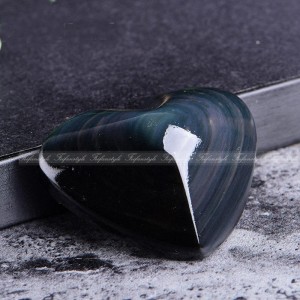 Figūrėlė "Juodoji širdelė 2" (5 cm, vaivorykštinis obsidianas)