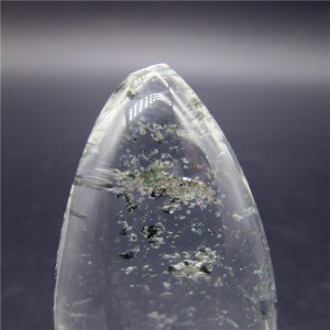 Mineralas su inklūzais "Skaidrusis kiaušinis" (chloritas, 8 g)