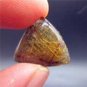 Mineralas su inklūzais "Skaidrusis kiaušinis 5" (chloritas, 6 g)