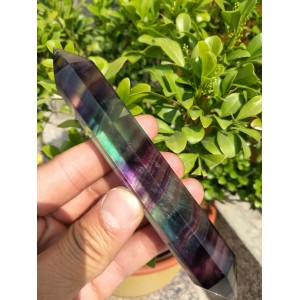 Natūralus mineralas "Spalvotasis obeliskas" (floritas, 10 cm)