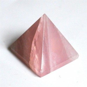 Piramidė "Rožinė nuostabuma" (rožinis kvarcas, 3 x 3 cm, 60 g)