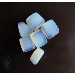 Naturalus kristalas "Baltoji žavuma" (baltasis opalas, (6 vnt., 2-3 cm, 60-80 g)