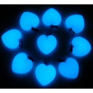 Pakabukai "Mėlynosios šviečiančios širdelės" (24 vnt, 20 x 20 mm)