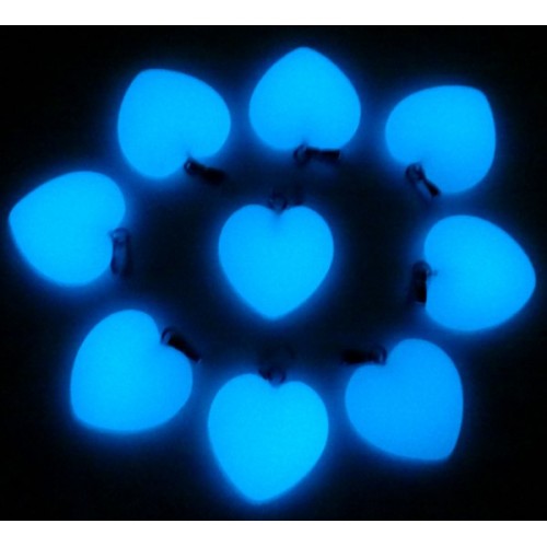 Pakabukai "Mėlynosios šviečiančios širdelės" (24 vnt, 20 x 20 mm)