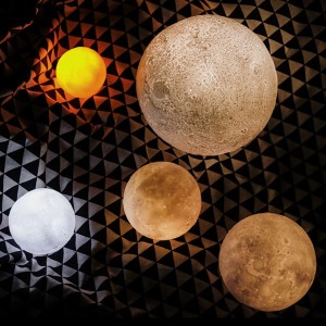 Šviestuvas mažylio kambariui "Puikusis mėnulis" (8 x 8 cm)