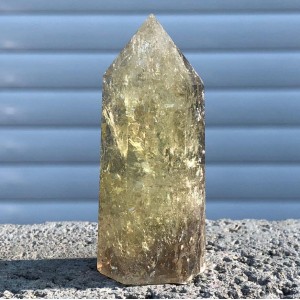 Natūralus mineralas "Geltonasis obeliskas 2" (citrino kristalas, 8 cm, 70 g)
