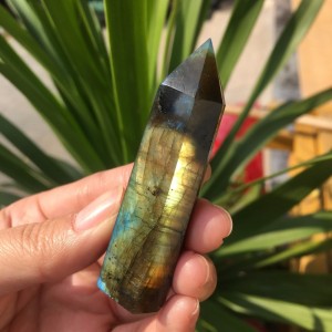 Natūralus mineralas "Labradorito obeliskas" (labardoritas, 7 cm, 38 g)