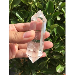 Natūralus mineralas "Permatomas obeliskas 2" (kvarco kristalas, 7 cm, 70 g)