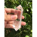 Natūralus mineralas "Permatomas obeliskas 2" (kvarco kristalas, 7 cm, 70 g)