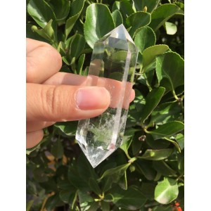 Natūralus mineralas "Permatomas obeliskas 2" (kvarco kristalas, 7 cm, 70 g)