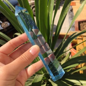 Natūralus mineralas "Žydrasis obeliskas" (kvarco kristalas, 13 cm, 120 g)