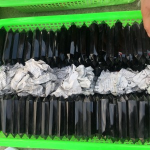 Natūralus mineralas "Juodasis obeliskas" (obsidianas, 10 cm)