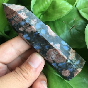 Natūralus mineralas "Modernus obeliskas" (8 cm, 70 g)