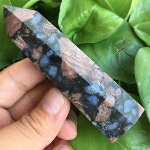 Natūralus mineralas "Modernus obeliskas" (8 cm, 70 g)