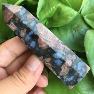 Natūralus mineralas "Modernus obeliskas" (8 cm, 70 g)