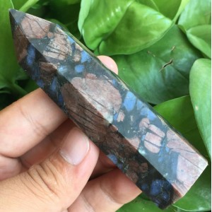 Natūralus mineralas "Modernus obeliskas" (8 cm, 70 g)