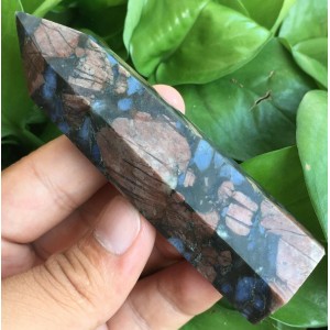 Natūralus mineralas "Modernus obeliskas" (8 cm, 70 g)