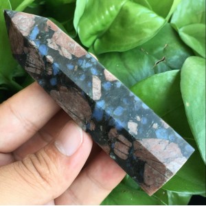 Natūralus mineralas "Modernus obeliskas" (8 cm, 70 g)