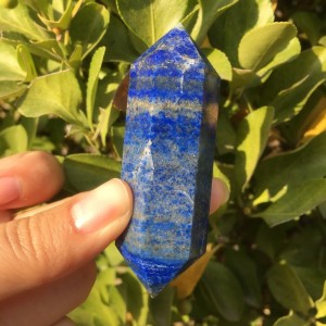 Natūralus mineralas "Modernus obeliskas" (Lapis Lazuli, 8 cm, 65 g)