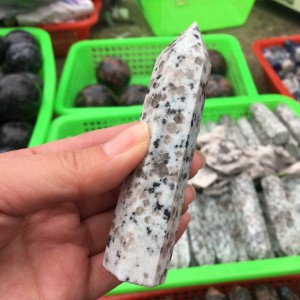 Natūralus mineralas "Modernus obeliskas 6" (smėlio kristalas, 70 g)