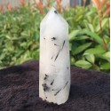 Natūralus mineralas "Modernus obeliskas 7" (turmalino kvarco kristalas, 8.5 cm, 93 g)