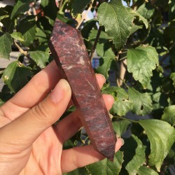 Natūralus mineralas "Modernus obeliskas 8" (jaspio kristalas, 9 cm, 70 g)