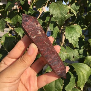 Natūralus mineralas "Modernus obeliskas 8" (jaspio kristalas, 9 cm, 70 g)