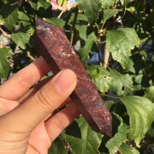 Natūralus mineralas "Modernus obeliskas 8" (jaspio kristalas, 9 cm, 70 g)