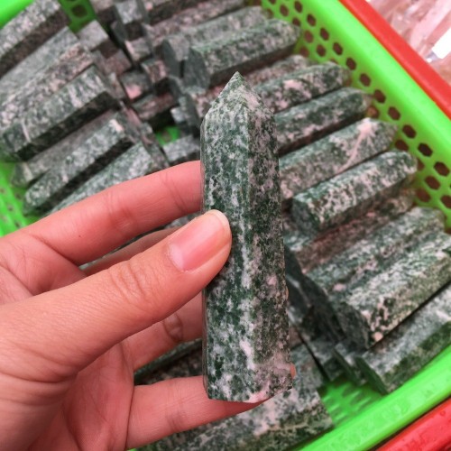 Natūralus mineralas "Modernus obeliskas 10" (kvarco kristalas, 70 g)