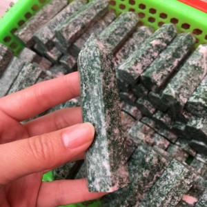 Natūralus mineralas "Modernus obeliskas 10" (kvarco kristalas, 70 g)