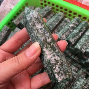 Natūralus mineralas "Modernus obeliskas 10" (kvarco kristalas, 70 g)