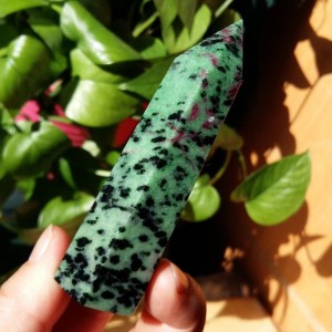 Natūralus mineralas "Modernus obeliskas 11" (kvarco kristalas, 8 cm, 70 g)