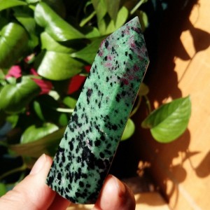 Natūralus mineralas "Modernus obeliskas 11" (kvarco kristalas, 8 cm, 70 g)