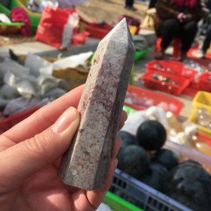 Natūralus mineralas "Modernus obeliskas 14" (kvarco kristalas, 90 g)