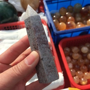Natūralus mineralas "Modernus obeliskas 14" (kvarco kristalas, 90 g)