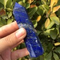 Natūralus mineralas "Modernus obeliskas 15" (Lapis Lazuli, 70 g)